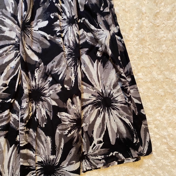 Beautiful grey, black, and white floral skirt, s 8 - Picture 2 of 4